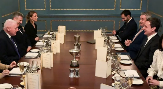 Vizita në Britani, Kurti me ministrin e Shtetit për Mbrojtje diskutojnë thellimin e bashkëpunimit ushtarak