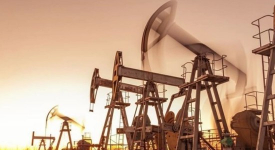 Stabilizohen tregjet e naftës/ Çmimi bie në 95 dollarë për fuçi, investitorët presin fundit e luftës