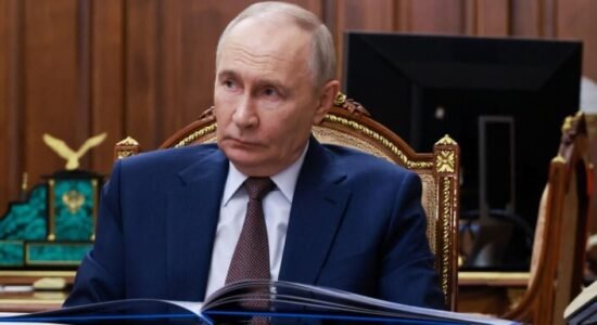 Putin në një bisedë telefonike me presidentin e Iranit: Jam i gatshëm të ndërmjetësoj paqen në Lindjen e Mesme