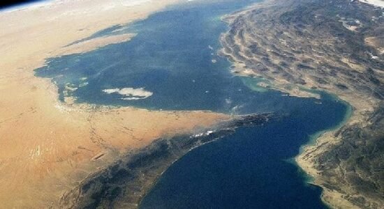 Kina sfidon bllokadën e SHBA-së, çisterna e naftës kalon Ngushticën e Hormuzit