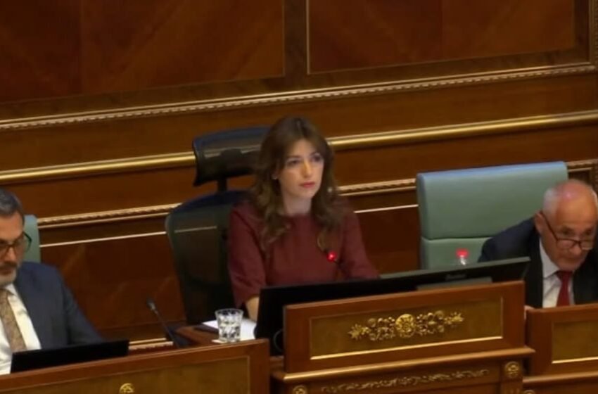  Shtyhet seanca për presidentin, veprimi ironik i gazetarëve duket se e “shashtrisi” Albulena Haxhiun