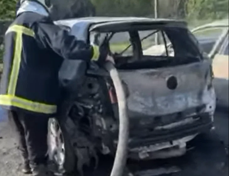  Digjen pesë automjete nën Kalanë e Shkupit pranë Vardarit