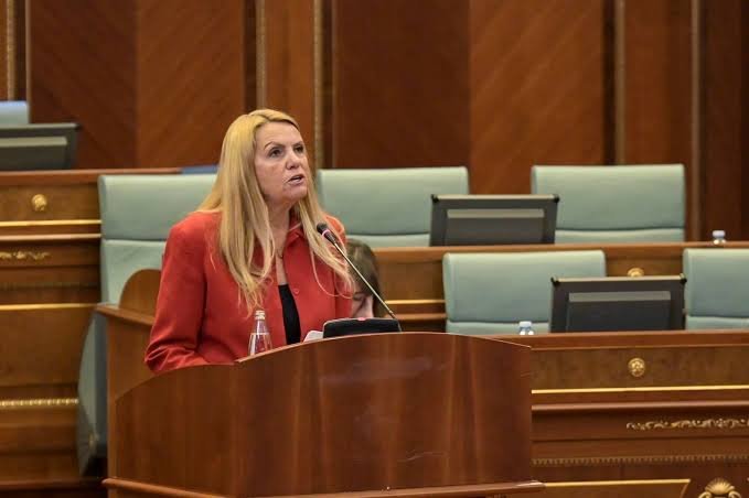 Time Kadriaj e ashpër me Donika Gërvallën  Mos ta faltë Zoti evladin e keq  se ta fëlliqë emrin e familjes