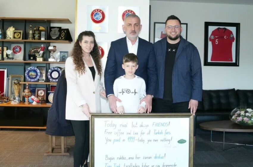  Ofroi kafe e çaj falas për tifozët turq, pronari i restaurantit nga Prishtina, pritet në Federatën e Futbollit të Turqisë