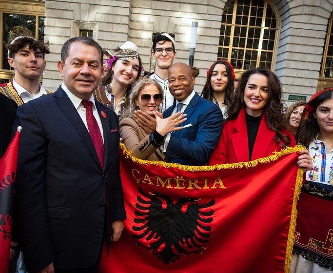  Ish-kryebashkiaku i New York City merr shtetësinë shqiptare