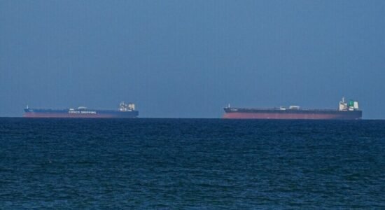 Lëvizja detare në Ngushticën e Hormuzit ndalet menjëherë pas njoftimit të bllokadës nga SHBA-ja