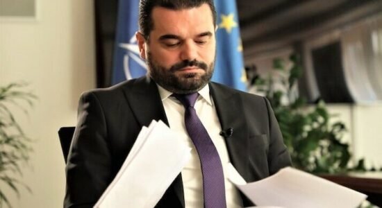 Krenar Lloga rikthen në vëmendje shkatërrimin e Xhamisë Burmali: Një nga krimet e pushtuesve serbë