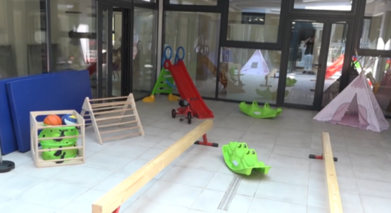 (VIDEO) Nuk i morën pagat për disa muaj, të punësuarit në çerdhen “Bambi” e lënë punën, drejtoresha dhe komuna e Çairit premtojnë zgjidhje