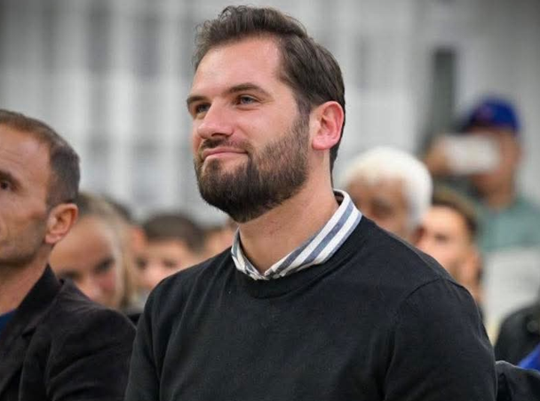 Amir Idrizi zgjidhet kryetar i ri i Këshillit të Komunës së Sarajit