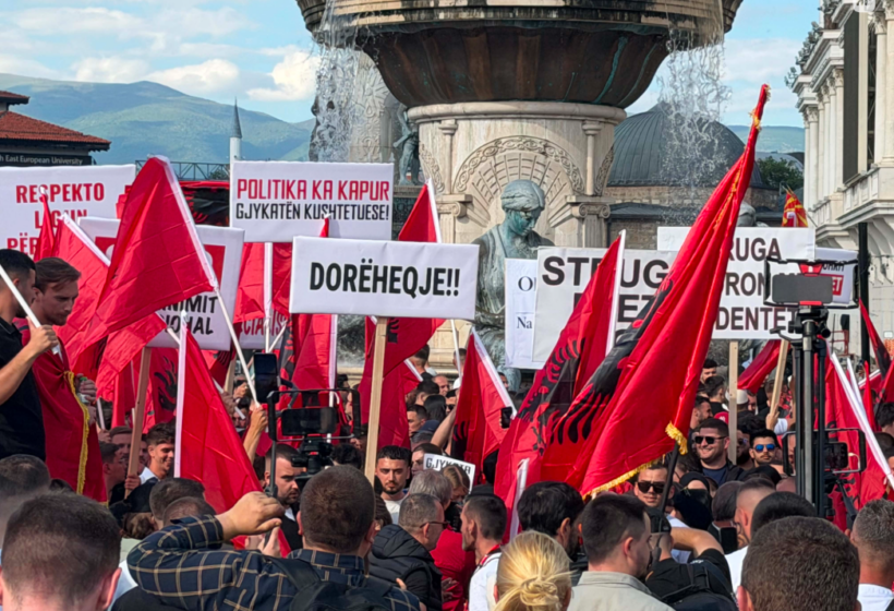  Fillon protesta e studentëve për provimin e jurisprudencës në gjuhën shqipe