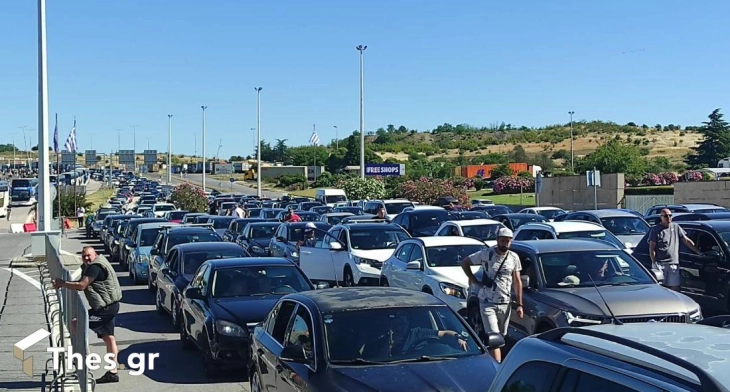  Kolona me kilometra dhe vonesa në vendkalimin kufitar Evzoni/Bogorodicë për hyrje në Greqi