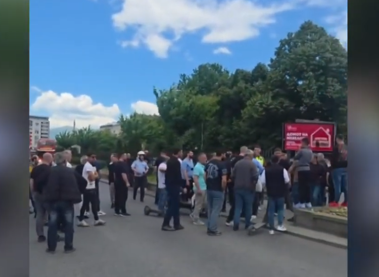  (VIDEO) Protestë në afërsi të Bit Pazarit, tregtarët ndaluan mbylljen e vendkalimit ilegal