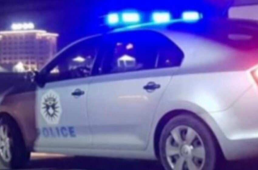  Suspendohen dy policë në veri, u kapën të zhveshur në veturë