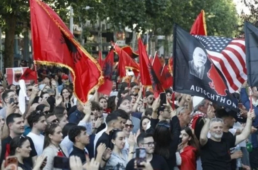  “Shqiptaria është me Shkupin!”, protestë në Tiranë në mbështetje të studentëve shqiptarë në RMV