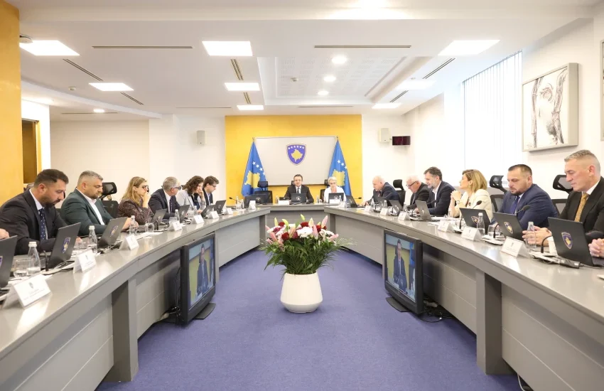  Në prag të zgjedhjeve, Qeveria në detyrë e Kosovës ndan para për disa kategori