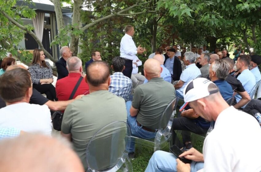  Rama takon fermerët e Vushtrrisë: S’do të ketë më politika që dëmtojnë produktet vendore