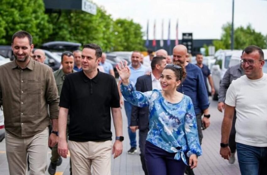  Vjosa Osmani falënderon aktivistët në Istog: Është vetëm fillimi