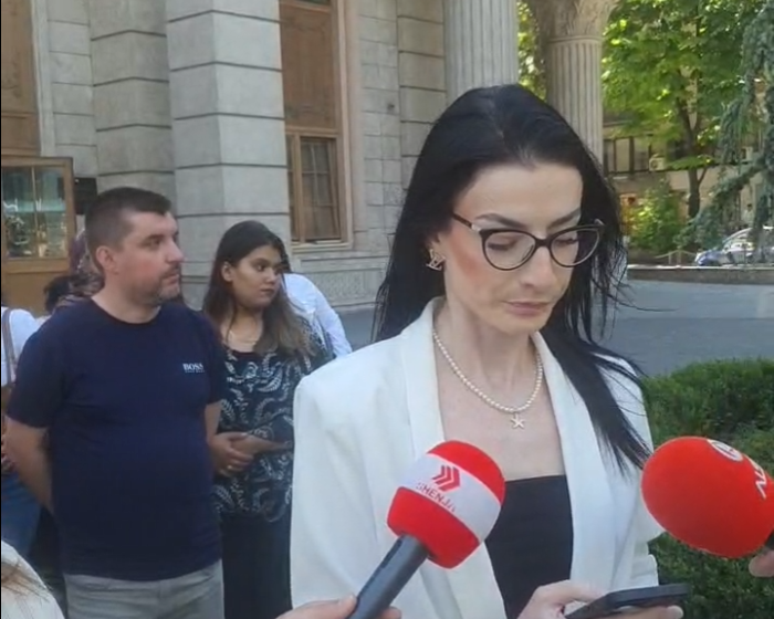  Punonjësit e Klinikës së Fëmijëve protestojnë para Ministrisë së Financave: Gjashtë muaj pa paga, duam zgjidhje