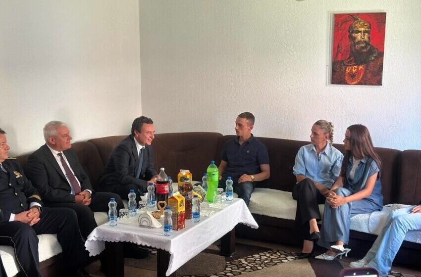  Kurti viziton familjen e heroit Enver Zymberi, në 15 vjetorin e vdekjes së tij