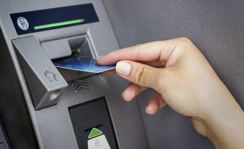  Gjetën kartelën bankare të një 24-vjeçareje dhe shpenzuan rreth 200 euro – dy persona përfundojnë në polici në Mitrovicë