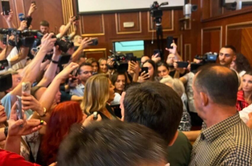  Nga “Thirreni seancën” te përplasjet fizike: Kështu u zhvillua dita e tensionuar në Kuvendin e Kosovës