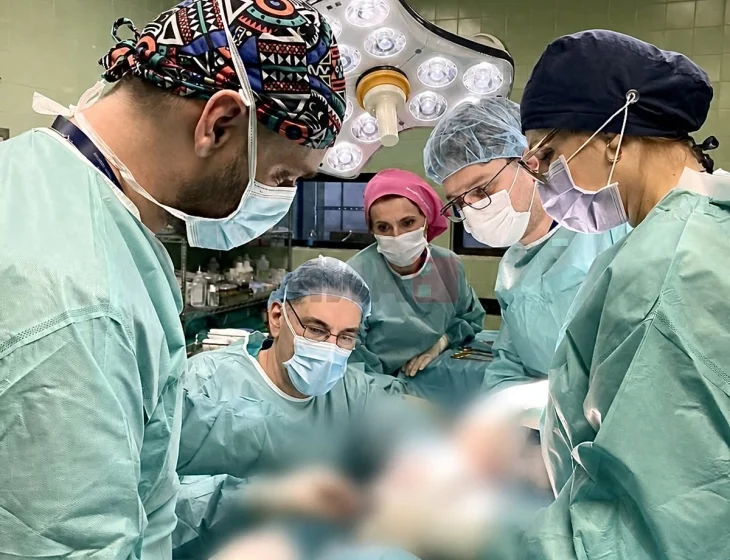  Klinika për kirurgji plastike: Trajtim rekonstruktiv në etapa i të lënduarve në zjarrin në Koçan, u krye një operacion kompleks te një i lënduar rëndë