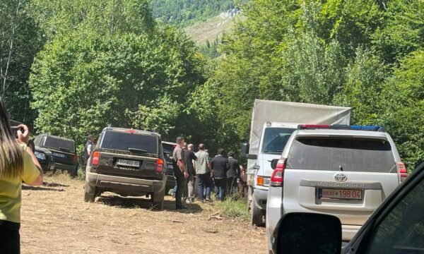  Kurti shkon në Kalludër të Zubin Potokut ku po kryhen gërmime për varrezë masive