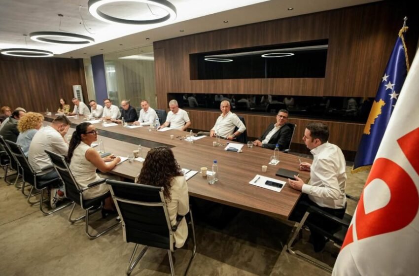  Abdixhiku lajmërohet nga takimi i GP: Me 18 deputetët e LDK-së, në përcaktimin e rrugëtimit të përbashkët përpara