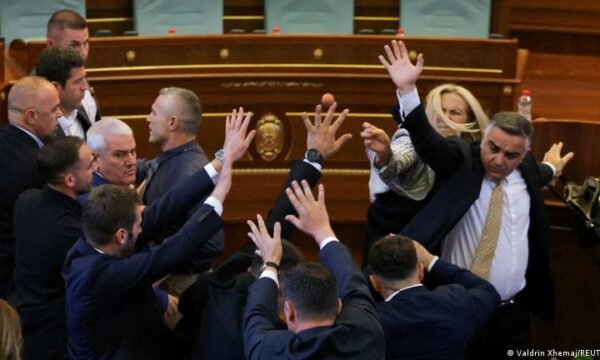  “Frustrimi shpërtheu pas kërkesës së Kurtit”, “VV s’i ka votat për Presidentin”, CNN raporton për incidentin në Kuvend