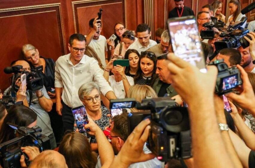  “Nuk zmbrapsemi. Nuk dorëzohemi. Nuk ndalemi”, Donika Gërvalla shkruan pas përplasjeve në Kuvend
