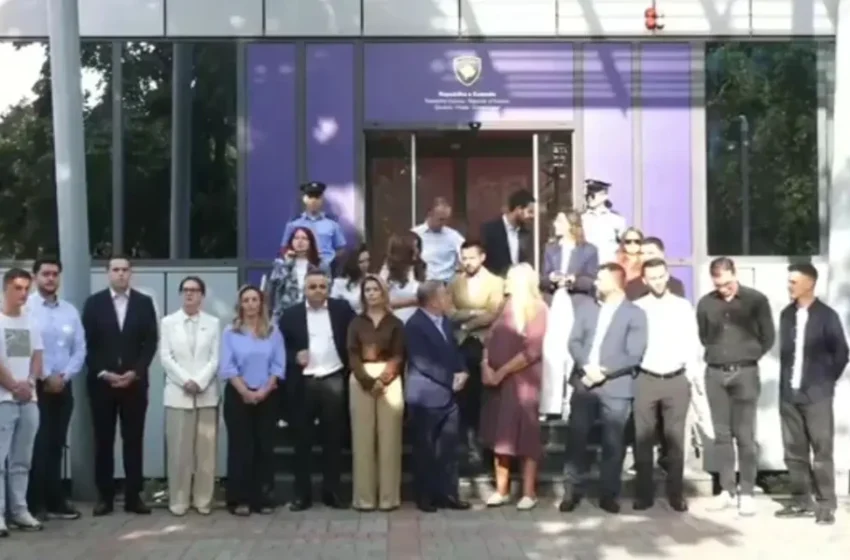  Opozita dhe studentët protestojnë para Qeverisë: Kosova është në krizë