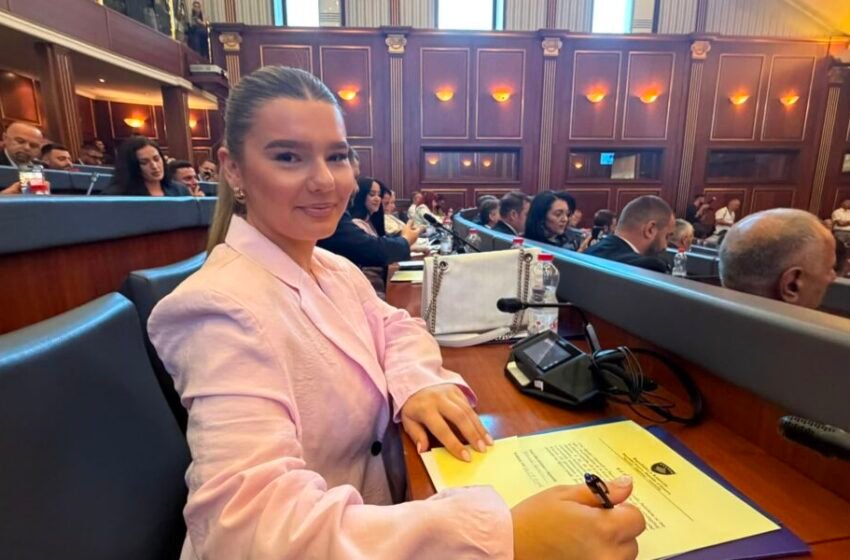  Mandati i parë deputete, Krenare Çerkini bën betimin: Besimin e qytetarëve do ta nderoj me punë të ndershme