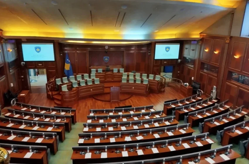  Opozita në Kosovë “zbarkon” në Kuvend, gjejnë sallën e mbyllur, kërkojnë konstituimin
