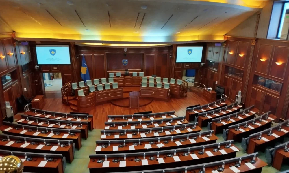 Opozita në Kosovë  zbarkon  në Kuvend  gjejnë sallën e mbyllur  kërkojnë konstituimin