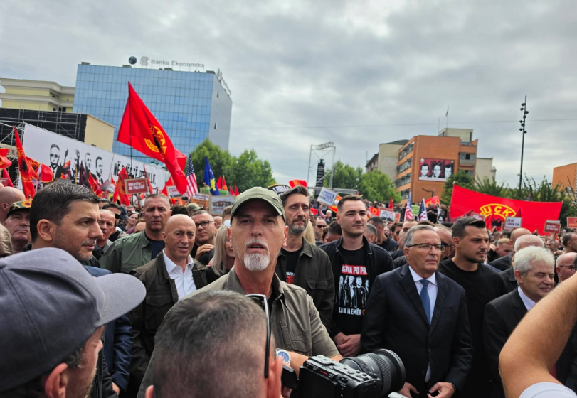  Bedri Hamza bashkë me djalin e Thaçit e Veselit në Marshin për Liri