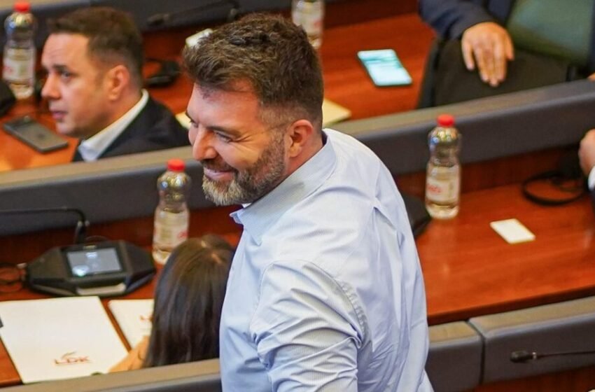  Deputetë të VV’së kërkuan dorëheqjen e atyre që votuan Specialen, Sadiku: Të dorëhiqen ata që ishin kundër Rambujesë e formimit të shtetit