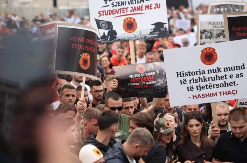  Adrian Morina, Arta Jashari e Fahri Fazliu i Ri në natën e 11-të të protestës në shesh
