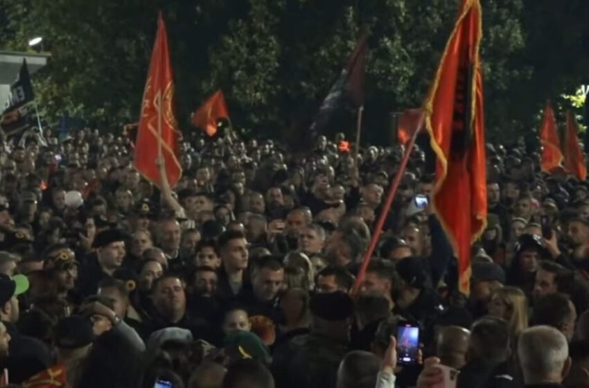  Nipi i Fahri e Bahri Fazliut nga protesta në shesh: Liria nuk erdhi falas