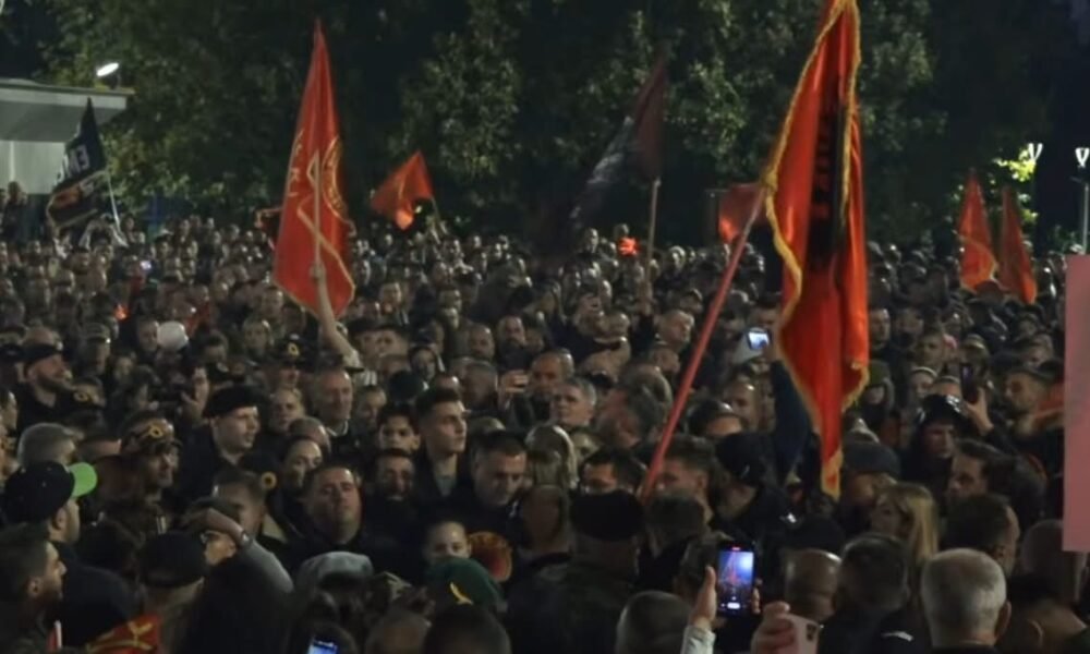 Nipi i Fahri e Bahri Fazliut nga protesta në shesh  Liria nuk erdhi falas