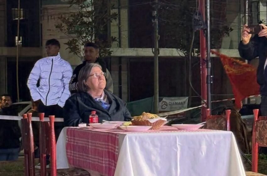  Kështu protestoi kundër verdiktit të Speciales Nëna Ferdonije Qerkezi sonte në Gjakovë