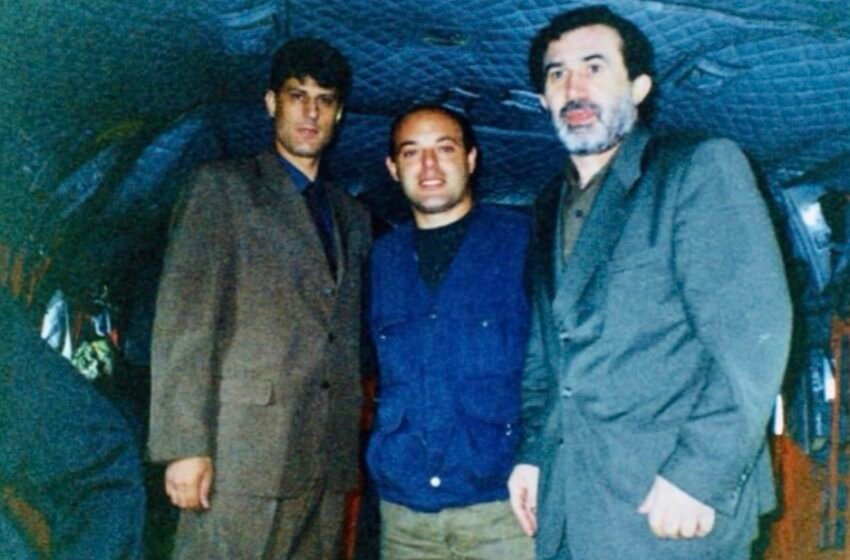  Foto historike e qershorit 1999: Hashim Thaçi dhe Arbën Xhaferi në helikopterin gjerman duke parë Kosovën e lirë