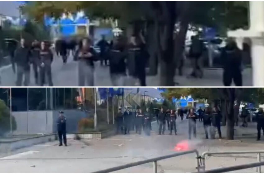  Pamje/Tifogrupet protestojnë për çlirimtarët, hedhin mjete piroteknike në drejtim të Qeverisë