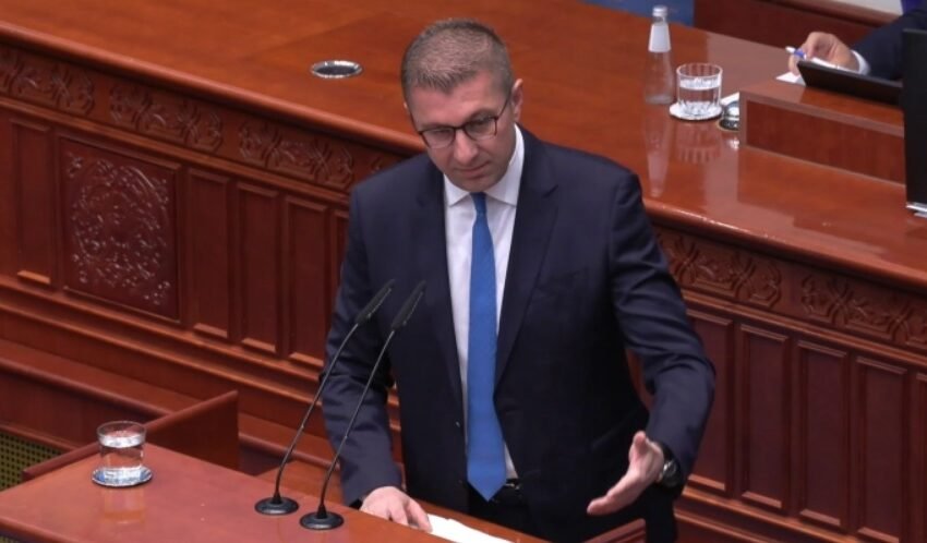  Mickoski: Ndryshimet kushtetuese tani, zbatimi vetëm pas përfundimit të negociatave me BE-në