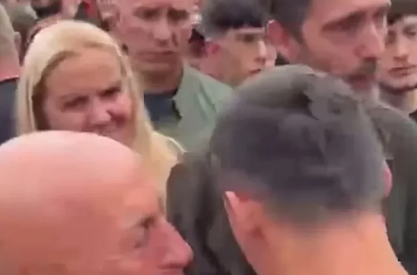  “I fortë” – Momenti kur Ramush Haradinaj i jep një përqafim Endrit Thaçit, djalit të Hashim Thaçit