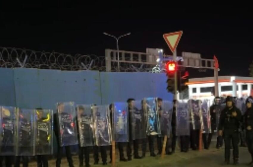  Protestuesit hedhin gurë në drejtim të objektit të EULEX-it