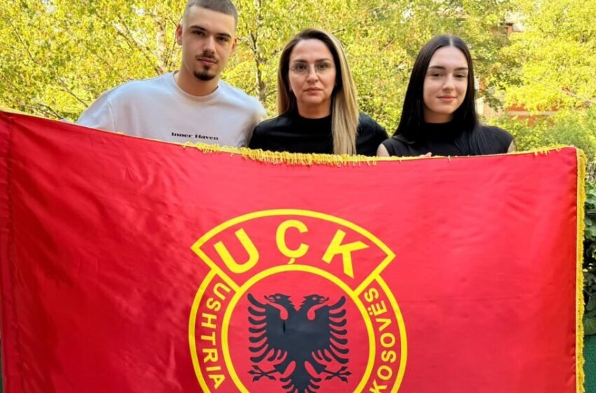  “Nën hijen e këtij flamuri, gjithmonë krenarë, gjithmonë të fortë ”, mesazhi i Shqipe Selimit një ditë pas vendimit të Hagës