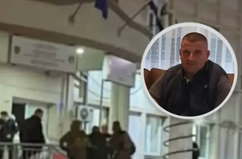  Pamje/Momenti kur Albert Sylaj sillet në stacionin e Policisë