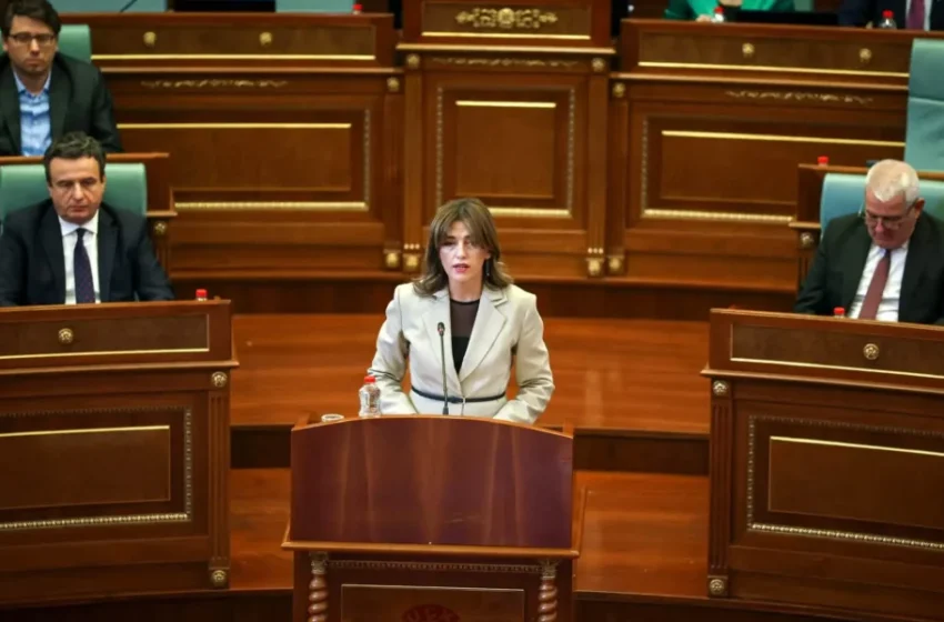  Për gjashtë muaj si Presidente, Albulena Haxhiu ua dha shtetësinë e Kosovës me dekret 29 personave (Dokument/Emrat)