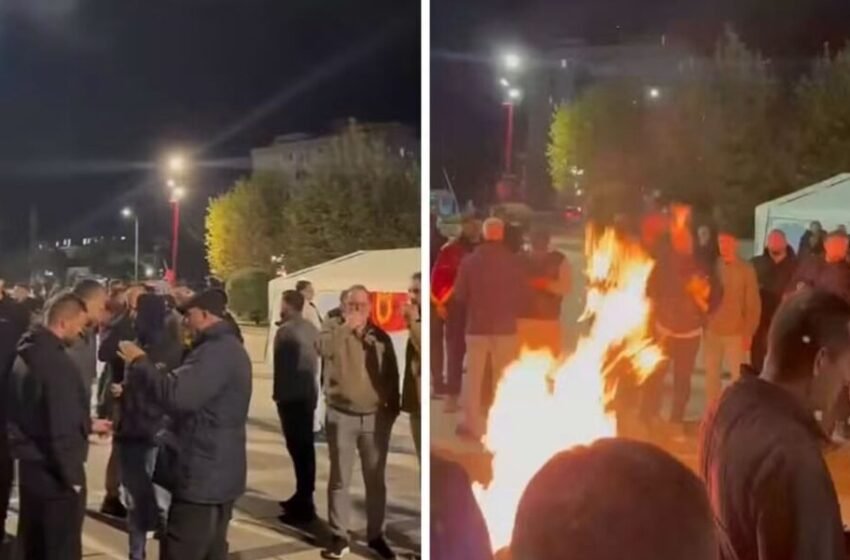  Gjithë natën në shesh, pas tendave, protestuesit ndezin edhe zjarre