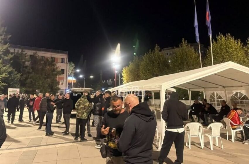  Protestuesit vendosin tendat para Kuvendit, planifikojnë të qëndrojnë deri në mëngjes